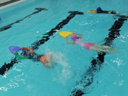 掌握游泳憋气技巧，让孩子在水中畅游（培养孩子游泳技能的必备技巧，小贴士让孩子游泳更安全愉快）