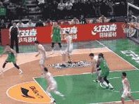 防守与补位（巧妙应对防守，实时补位有利于比赛胜利）