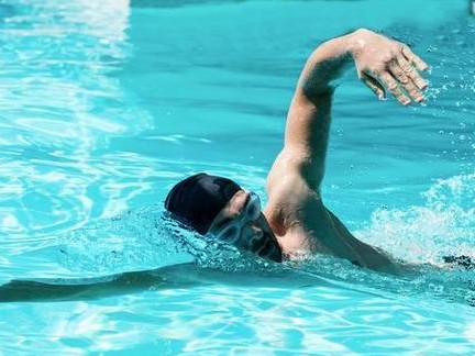 学游泳的难点和技巧（掌握游泳的关键，让你轻松畅游水中）