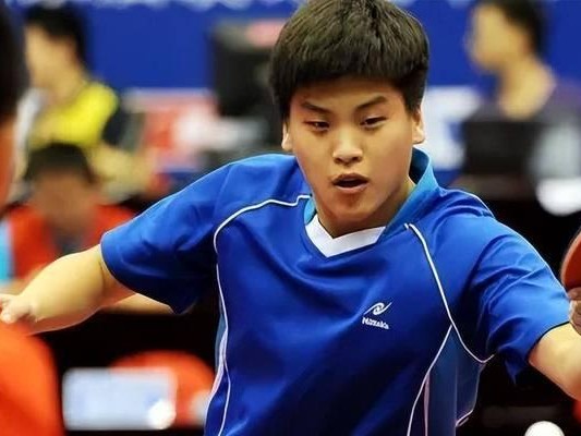 23岁乒乓球小将的传奇成长之路（才华横溢的年轻球员用汗水铸就辉煌）