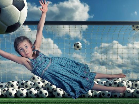 女孩学足球技巧（从零开始，让女孩成为足球小巨人）