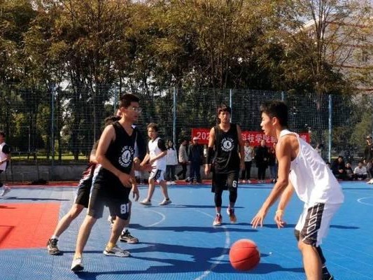 小学生篮球比赛防守技巧（提升篮球比赛中的防守能力）