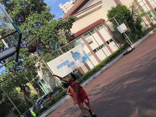 篮球防守的传球位置判断技巧（通过观察和判断传球路线提前做好防守准备）