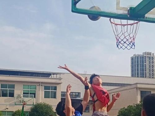 篮球防守起跳不能侧身的原因与技巧（揭秘篮球防守起跳不能侧身的秘密，掌握正确的技巧）