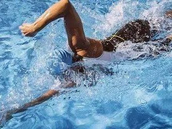 掌握游泳的各种姿势和技巧，畅游水域（游泳技巧大全，从初学者到高手都适用）