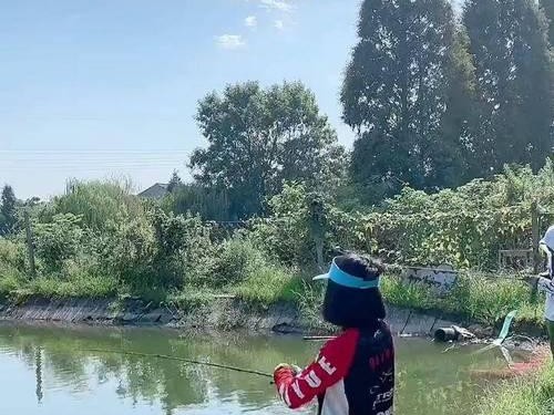 女生钓鱼打路亚，乐趣无穷（体验独特的垂钓乐趣，探寻女性在路亚钓鱼中的魅力）