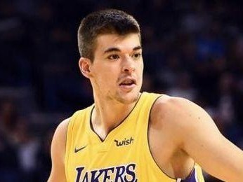 NBA中锋球星排行榜2021(全面评析现役NBA中锋球星的技术与实力,探讨最佳中锋的归属)