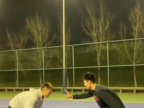 如何正确防守单挑篮球（战胜对手的关键技巧与策略）