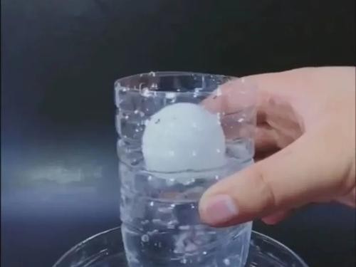 探秘乒乓球沉入水底的技巧（乒乓球、浮力、水底探险、水中运动、科学原理）
