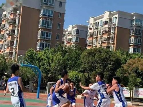小学篮球队防守练习的关键（提高小学篮球队防守能力的15个训练项目）