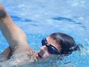 成年人学习游泳换气技巧（掌握正确的呼吸方法，成就高效游泳之旅）