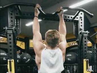 男生打篮球防守需注意的姿势（如何避免驼背的防守姿势）