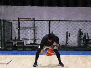 以篮球防守为主的力量训练（打造无坚不摧的篮球防守壁垒）