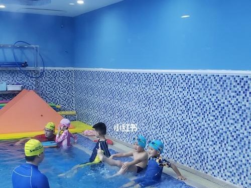 一岁宝宝展示游泳技巧——小小身体大大能量(宝宝游泳秀,展现可爱活力,家长与宝贝的共同成长见证)