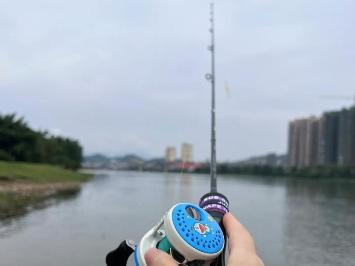 高校钓鱼联盟签约钓手路亚-引领钓鱼新潮流（高校钓鱼联盟助力年轻钓手探索创新路亚技巧）