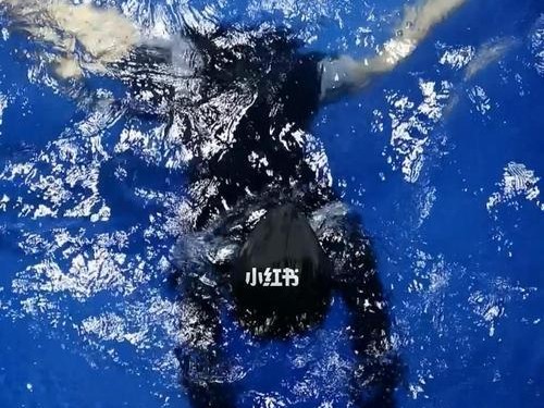 旱鸭子游泳技巧揭秘（掌握关键技巧，轻松游泳无需换气）