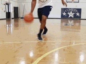 掌握快速学会篮球防守的秘诀（打造坚不可摧的篮球防守战术）