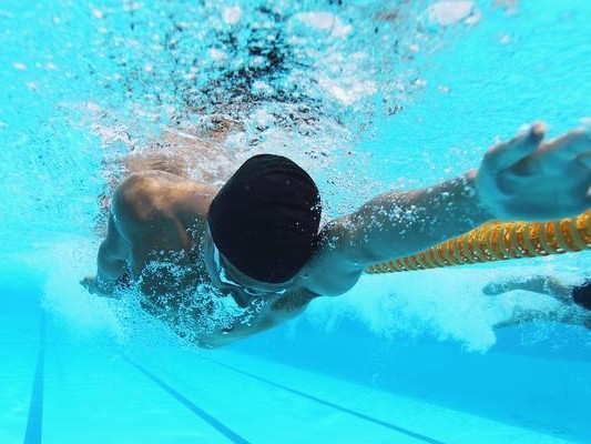 容县学游泳技巧，掌握水中自如的秘诀（容县最佳游泳培训机构及技巧分享）