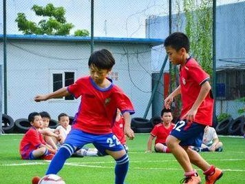 如何教孩子踢足球（培养孩子的足球技巧和兴趣）