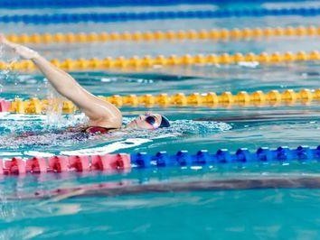 游泳换气的方法与技巧（掌握正确的呼吸节奏，游泳更加轻松自如）