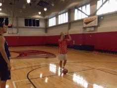 篮球场上那个不防守的人是谁？（揭秘篮球场上的隐形防守者）