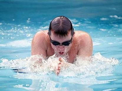 游泳不动手换气技巧（掌握游泳换气的关键技巧，提升游泳效率与持久力）
