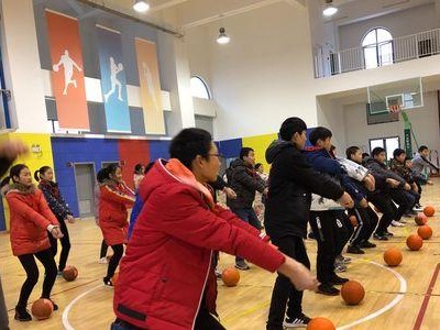 掌握排球垫球的技巧——击球动作要领讲解（从零基础开始，轻松掌握垫球技巧）