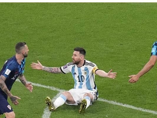 梅西世界杯决赛加时赛绝杀进球成历史瞬间（梅西率领阿根廷队在决赛加时赛中打入关键进球，成就终极荣耀）