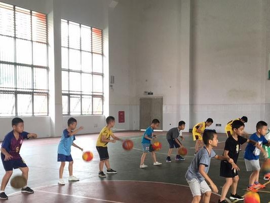 篮球防守基础滑步教学（提高篮球防守能力的关键——滑步教学）
