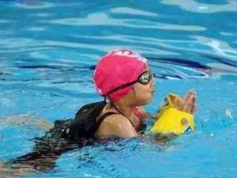 掌握游泳的动作技巧与注意事项（从零开始学游泳，技巧与注意事项一网打尽）