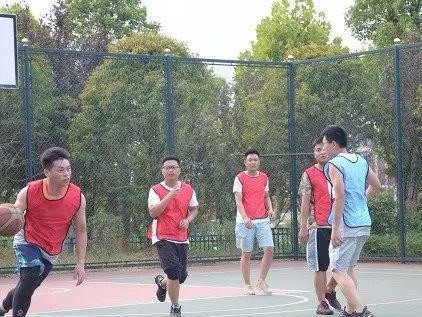 篮球场防守人员的重要性（探讨篮球场防守人员的角色及其关键技能）