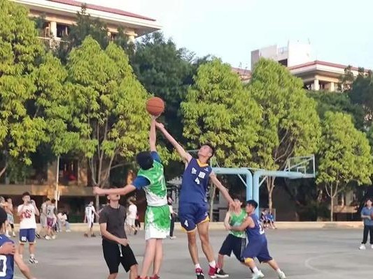 脚踩线是否有效的篮球防守策略？（探讨篮球比赛中脚踩线防守的优缺点）