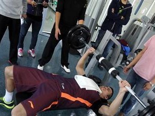 篮球防守姿势要点（优化姿势，提升防守效果）