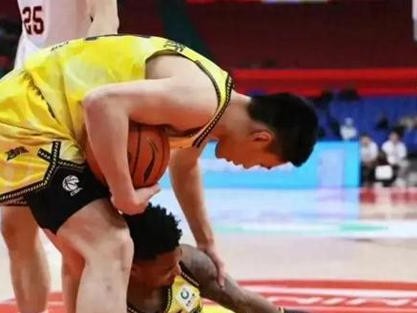 如何突破防守壁垒，取得篮球进攻优势（应对强力防守，技巧让你轻松打破困局）