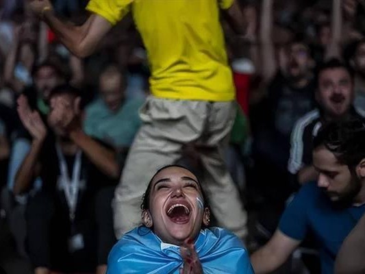 美国队进球球迷的疯狂反应（一场激动人心的比赛让球迷狂欢不止）