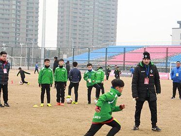 七岁足球比赛技巧——培养孩子的足球天赋（引导孩子在七岁时学习足球技巧，为未来打下坚实基础）