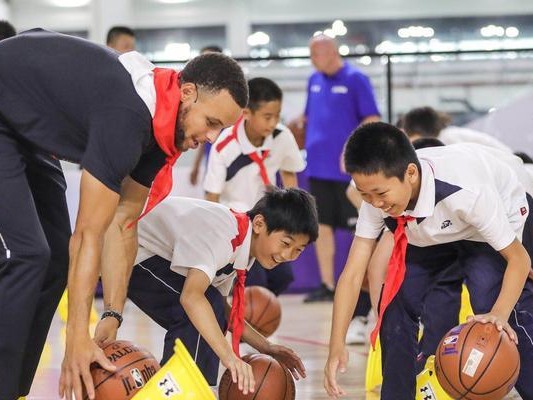 小学生篮球赛实用技巧（提高篮球防守能力的关键技巧和战术策略）