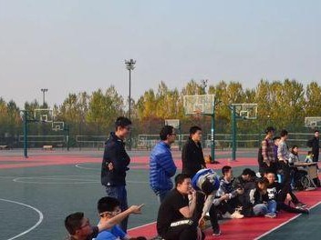 探讨篮球比赛的防守战略（篮球比赛中的有效防守策略和技巧）
