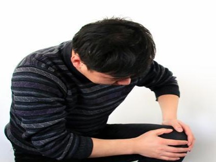 如何缓解篮球防守时膝盖弯曲疼？