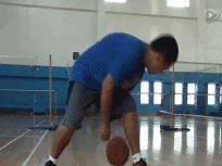 以篮球防守用胳膊顶腰犯规吗？（辨析篮球防守动作的合法性和犯规性，解析胳膊顶腰动作的争议）