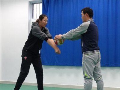 掌握排球垫球的女生手势动作要领（提高垫球技巧，成为优秀女排球手）