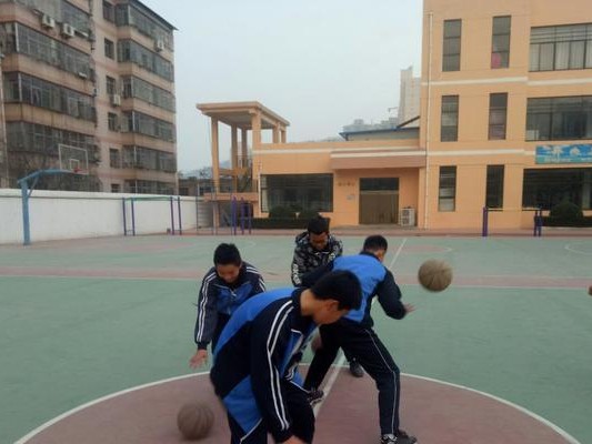 以两人传接球一人防守篮球（提高团队配合和个人防守能力）
