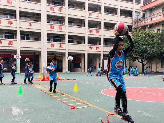 篮球防守脚步教学青少年的重要性（提升篮球防守技能，从脚步开始）