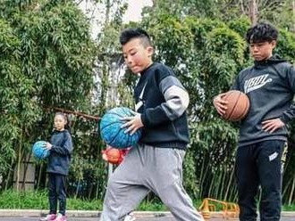 提高篮球私教一对一防守脚步的关键技巧（打造坚实的防守基石，轻松应对对手进攻）