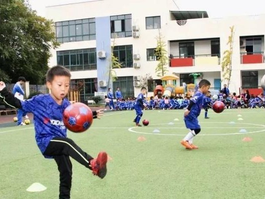 足球小孩传球进球技巧（培养孩子足球技能，提升传球进球水平）