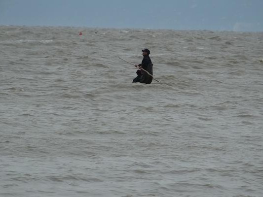 风浪中游泳的技巧（如何在湖中应对风浪，享受游泳乐趣）