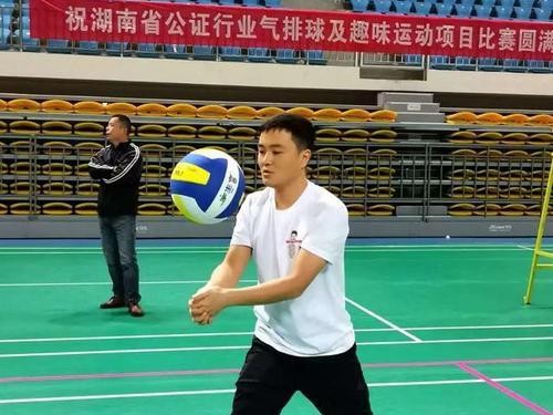 掌握气排球自颠球的技巧（学会以气排球自颠球为乐）