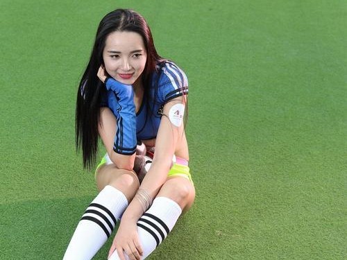 掌握美女玩足球的技巧,踢出时尚与运动的完美结合(以魅力绽放绿茵场上,让足球成为女孩的专属舞台)