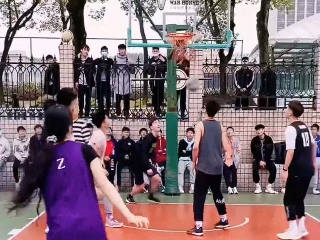 篮球场上的无法抵挡的魅力（当女生防守力全失，梦幻般的场景如何实现）