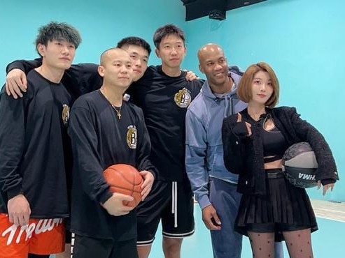 揭秘网红女孩的篮球防守技巧（这位能与男生媲美的篮球防守网红是谁？）